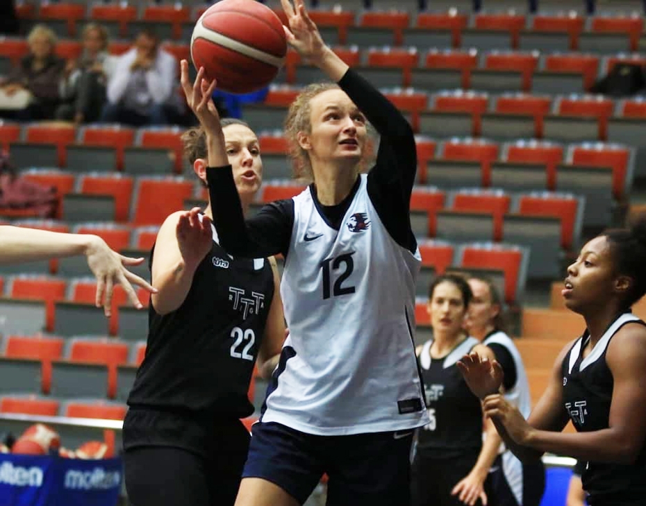  Liepājas basketbolistes sīvā cīņā piekāpjas "TTT Rīga"