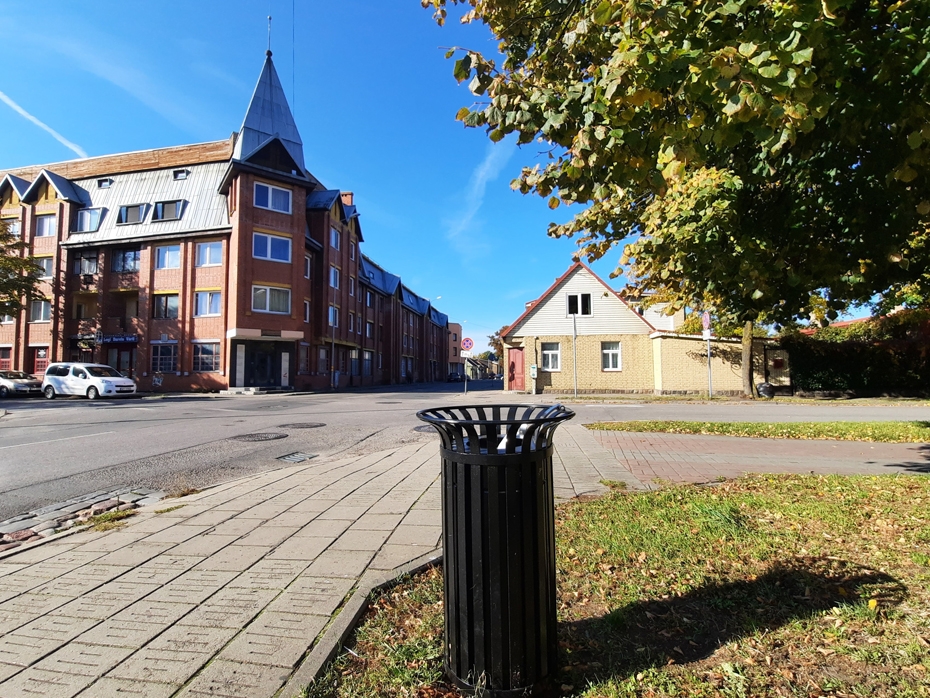 Pilsētvides labiekārtojumu papildina ar jaunām atkritumu tvertnēm