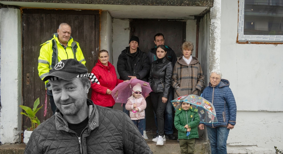 Tvnet.lv: Liepājā uz ielas izliek desmitiem apkrāptu cilvēku