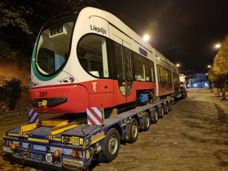 Liepāja saņēmusi jau astoto jauno tramvaju