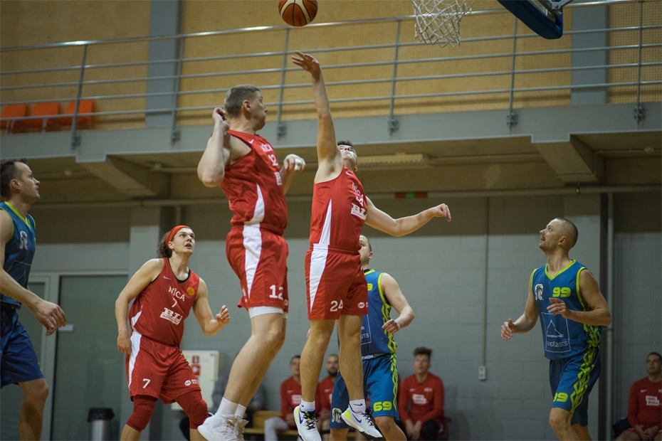 Trīs komandas tiek pie pirmajām uzvarām pilsētas basketbola čempionātā