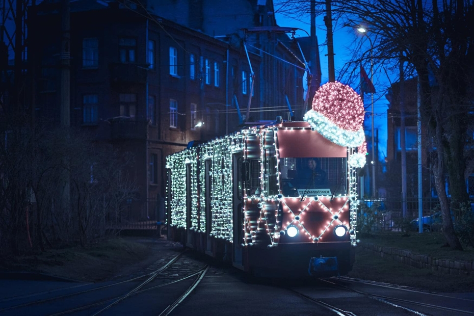 Liepājas ielās sācis kursēt Ziemassvētku tramvajs