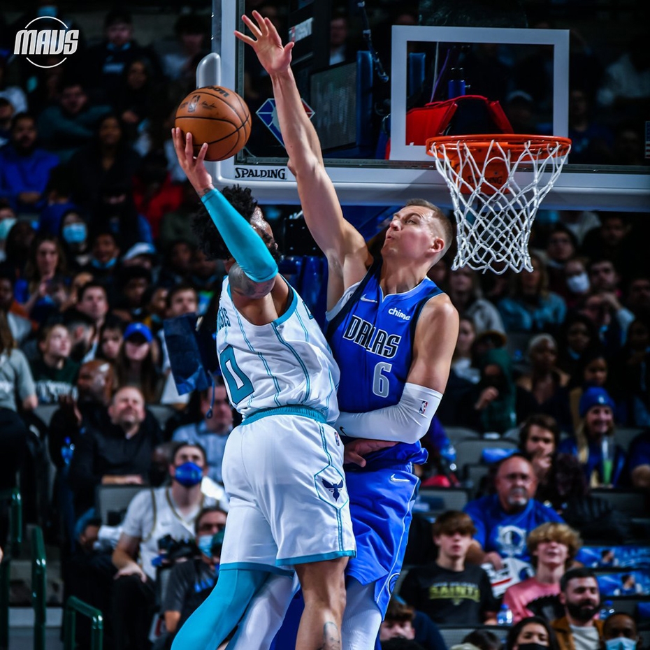 Porziņģis ar "double-double" palīdz "Mavericks" uzvarēt "Hornets"