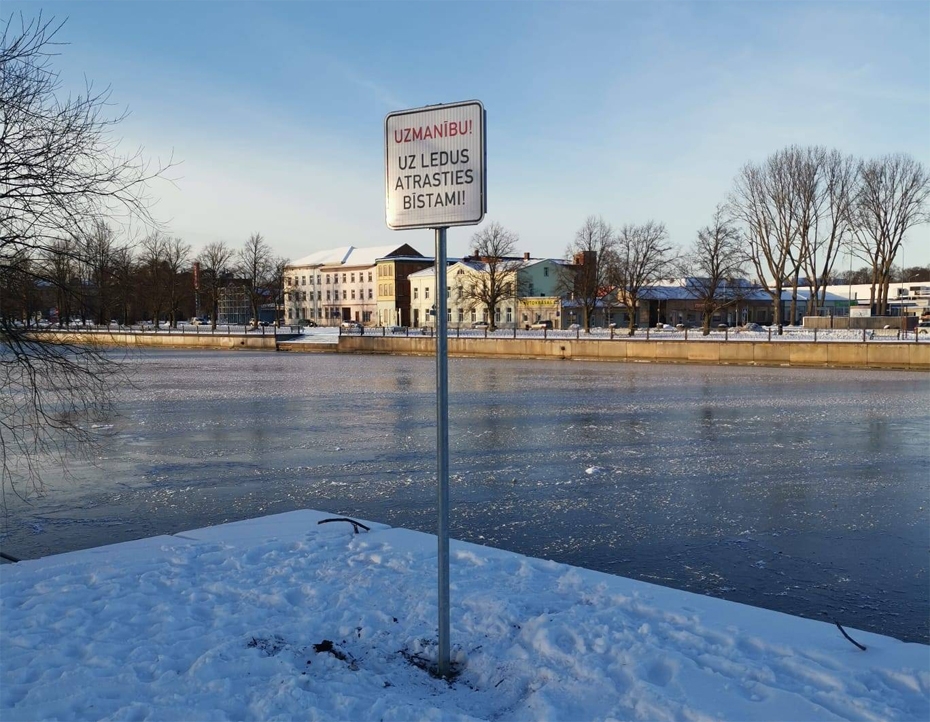 Brīdinājums: Ir bīstami kāpt un atrasties uz ledus!