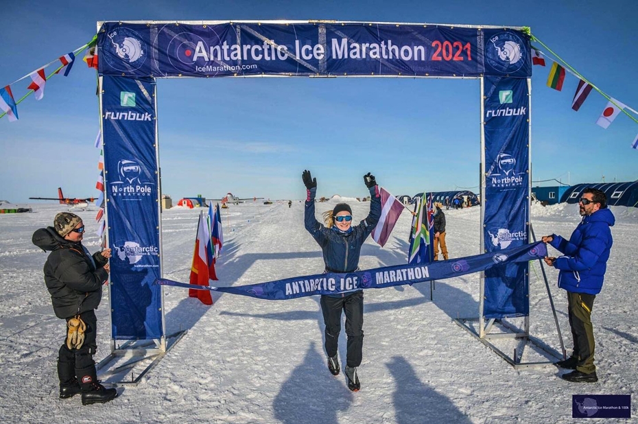 Maratona karaliene Evija Reine starp Antarktīdu un Ziemeļpolu