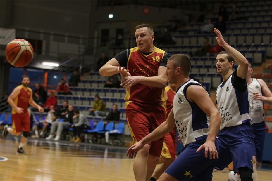 Līderu duelī uzvaru izcīna komanda "Oskaru Transports"