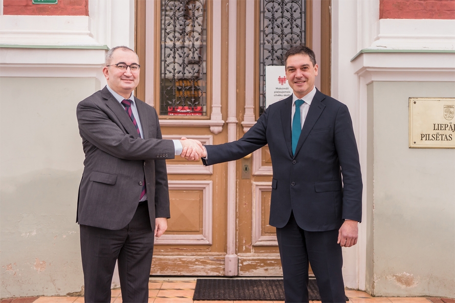 Liepājā darba vizītē viesojas Azerbaidžānas vēstnieks Latvijā