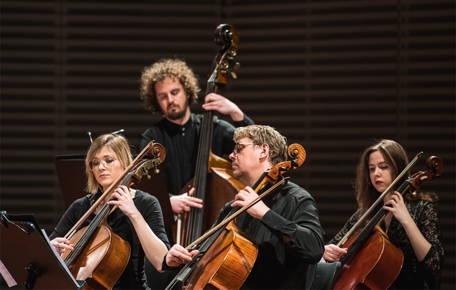 "Kremerata Baltica" un pianists Adams Kosmeja jubilejā atskaņos Pelēci un Šnitki