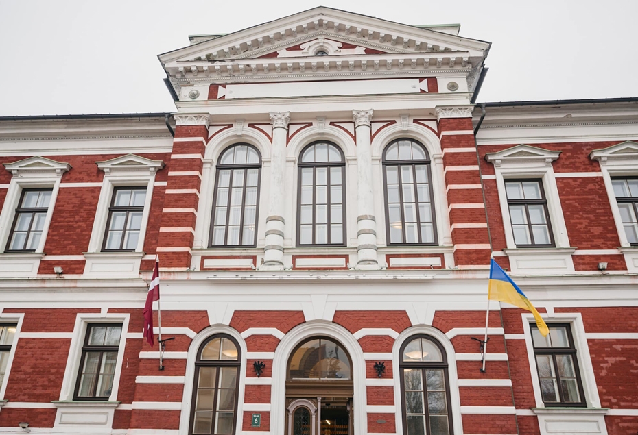 Paužot atbalstu, pie Liepājas domes pacelts Ukrainas karogs