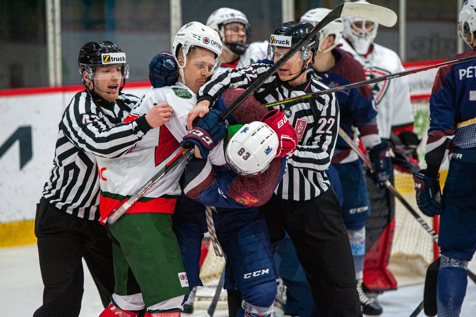 Hokejistiem neveiksme mačā ar "Zemgale"/LLU