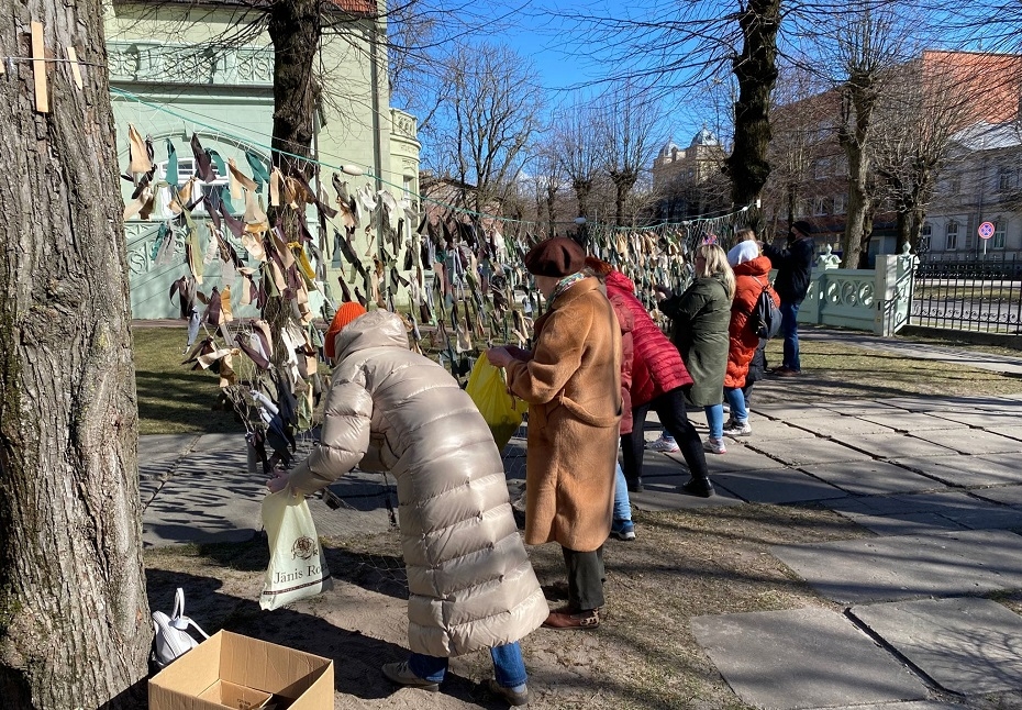 Četrās dienās muzeja dārzā sasien vairāk nekā 500 kvadrātmetrus maskēšanās tīklu