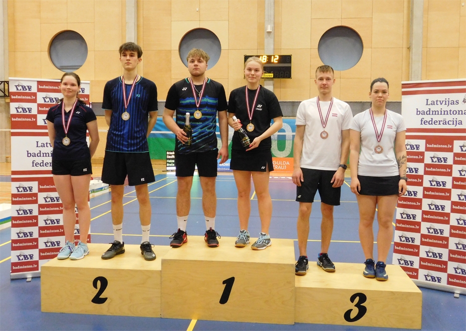 Liepājniekiem zelts un bronza Latvijas čempionātā badmintonā