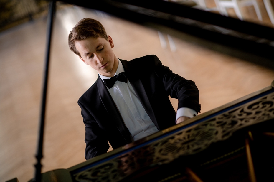 Orķestra sezonas noslēgumā muzicēs izcilais pianists Daumants Liepiņš