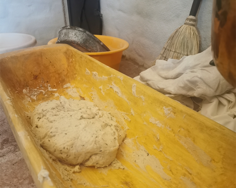 Liepājas interjera muzejā ceps Hoijeres maizi