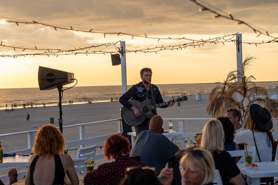 Saulrieta mūzika un ballītes pludmales kafejnīcā "Red Sun Buffet"