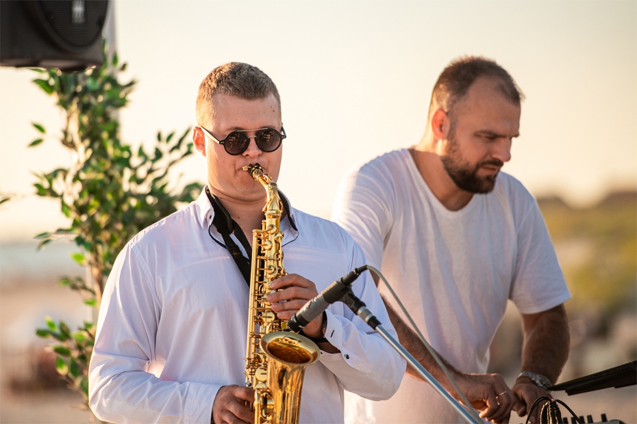 "Red Sun Buffet" saulrietā uzstāsies Edijs Šnipke un "Saxo White"