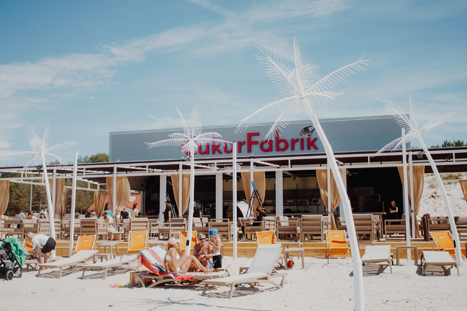 Jauno pludmales bāru ieskandinās "Tet Rally Liepāja" ballītes dīdžeji