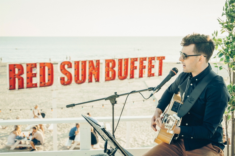 Romantiska saulrieta mūzika un ballītes līdz saullēktam