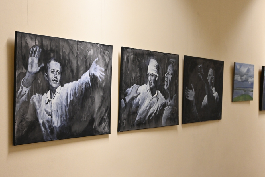 Universitātē atklāj Alda Kļaviņa gleznu izstādi