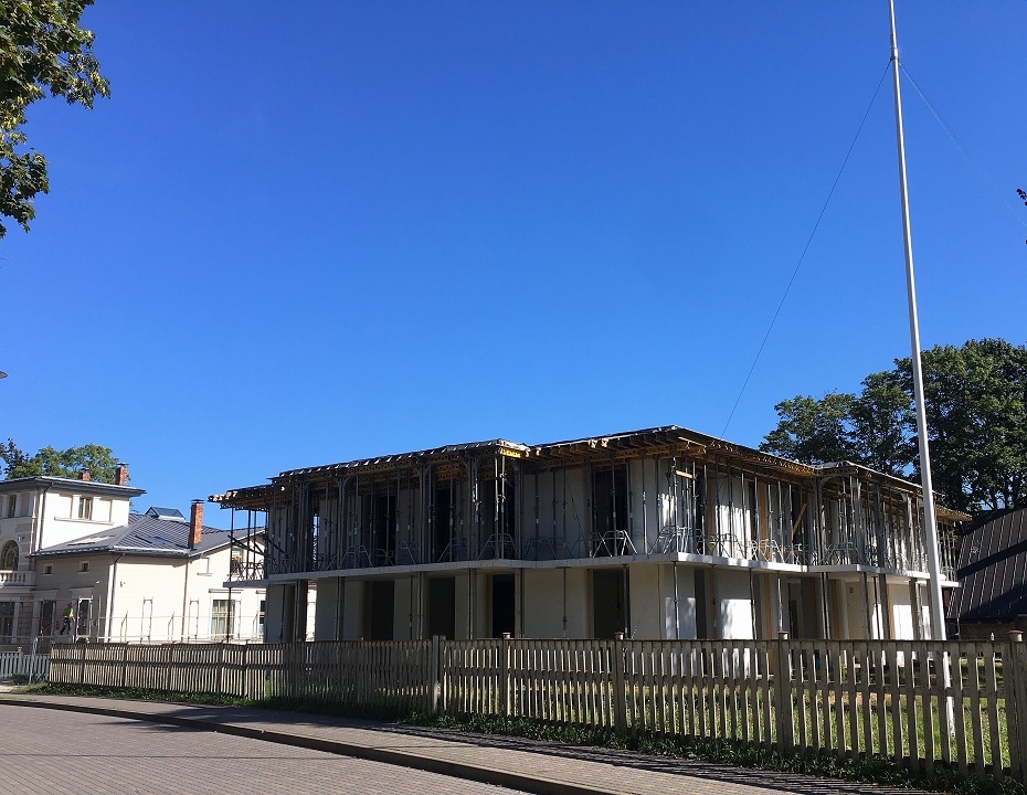 Štrausa villa pamazām sāk iegūt kādreizējās ēkas aprises