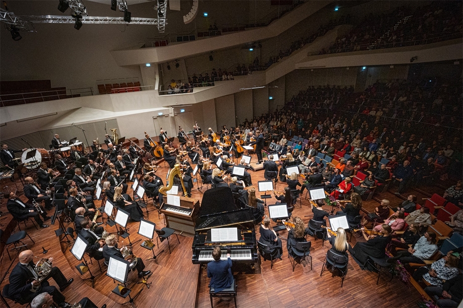 Orķestris atklāj savu 142. sezonu jaunā galvenā diriģenta Gunta Kuzmas vadībā