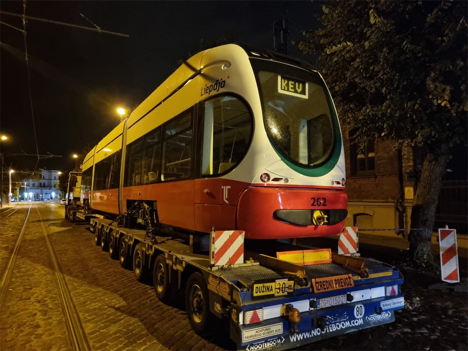Jaunais tramvajs pēc izstādes Berlīnē nonācis Liepājā