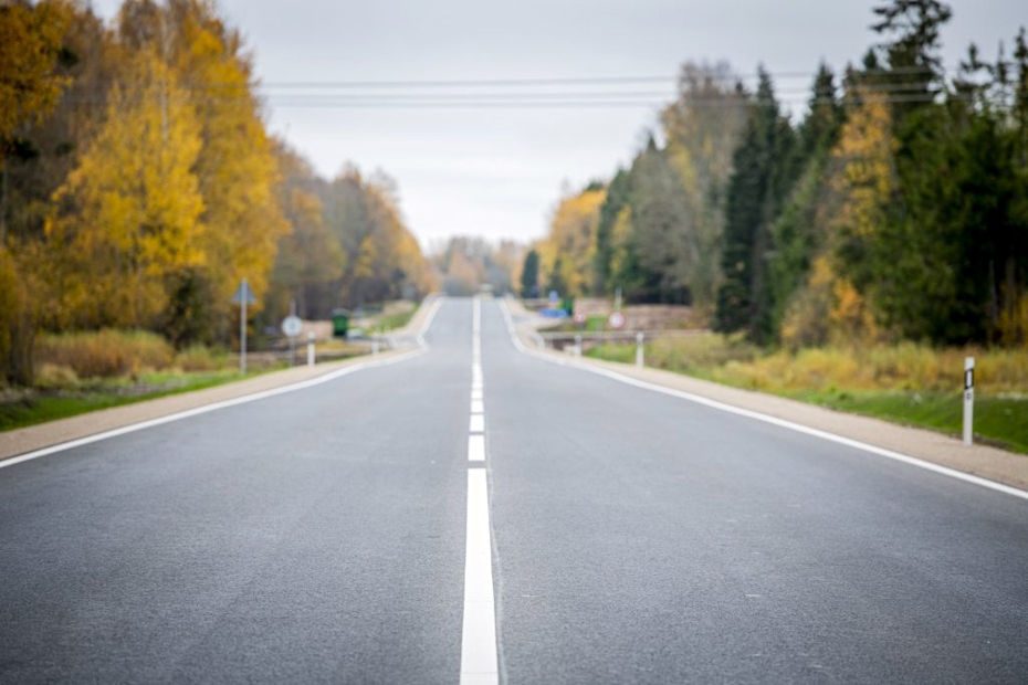 No šodienas Latvijā nedrīkst braukt ātrāk par 90 kilometriem stundā