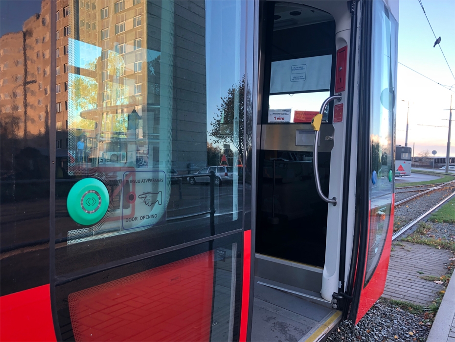 Turpmāk tramvajos durvis pasažieriem vērs pēc pieprasījuma