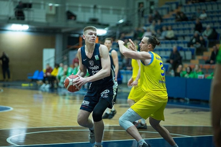 La.lv: Finansists basketbola laukumā