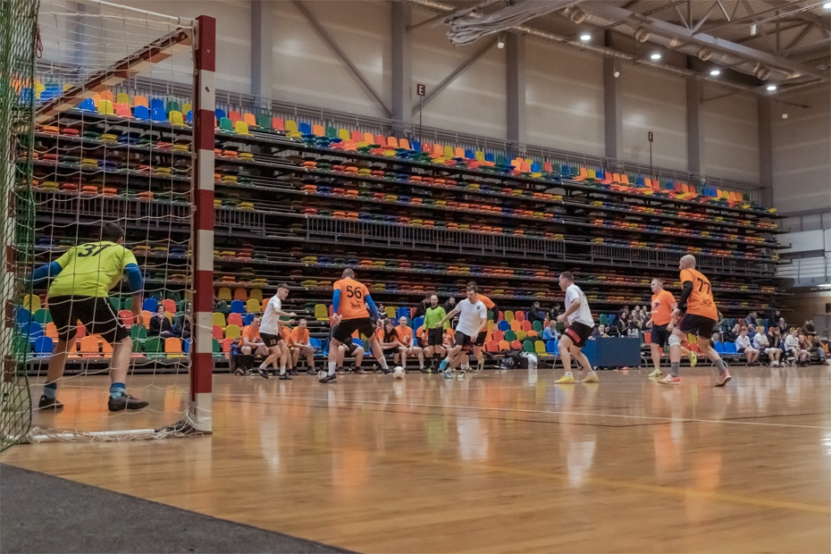 Telpu futbola čempionāta pusfināli neiztiek bez pārsteigumiem