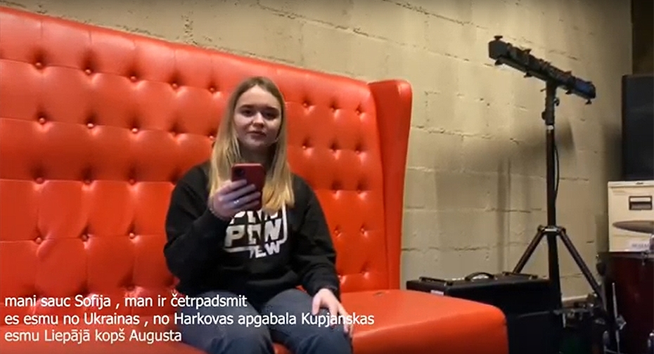 Aktīvas Liepājas jaunietes māca Ukrainas jauniešiem latviešu valodu