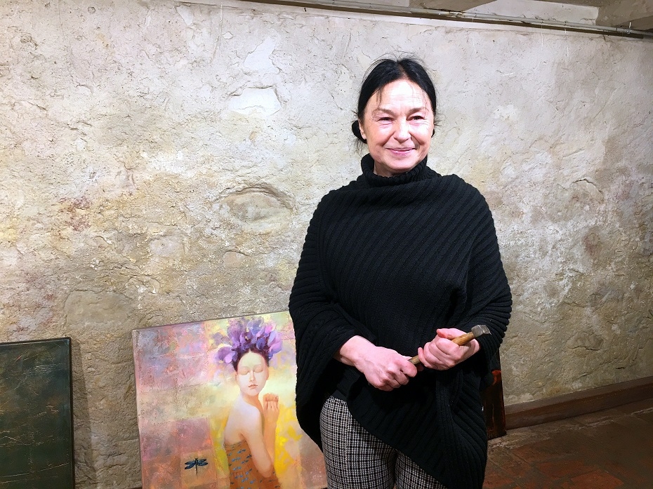 Salonā "Ludviķis" – romantika un sievišķība Sandas Mālnieces gleznās