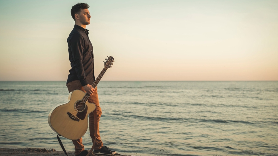 Nedēļas nogalē pludmales kafejnīcā notiks Normunda Karpiča koncerts