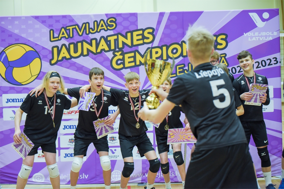 Sporta spēļu skolas jaunajiem volejbolistiem zelts Latvijas čempionātā