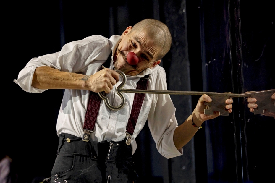 Burvju triki, kumēdiņi un pārsteidzoši priekšnesumi Hoijeres kundzes pagalmā