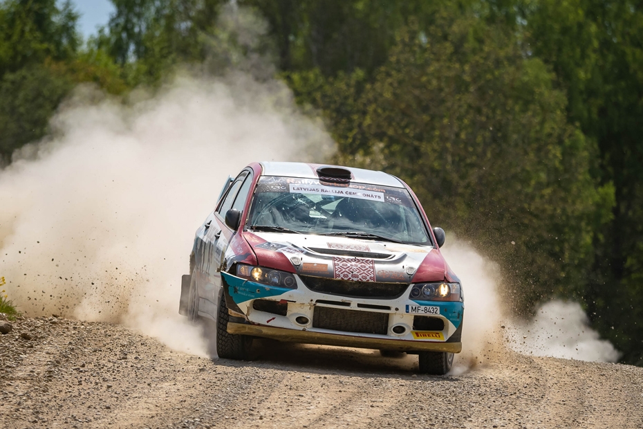 Rallijsprintā uzvarētāju dueli izšķir trīs sekundes desmitdaļu veiksme