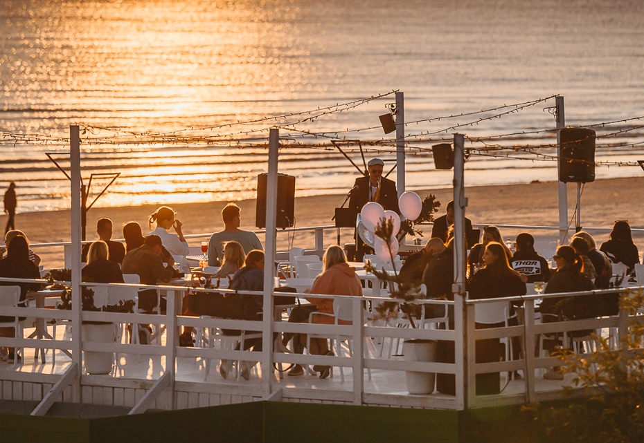 Pludmales kafejnīcu "Red Sun Buffet" jūlijā piepildīs koncerti un ballītes