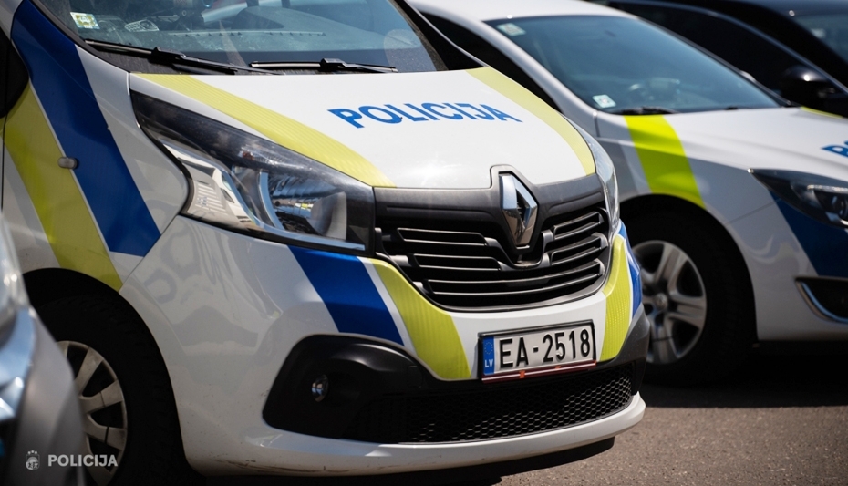 "Mercedes-Benz" uzbrauc "Škodai", dzērājšoferis Grobiņā, vardarbīgs konflikts ģimenē