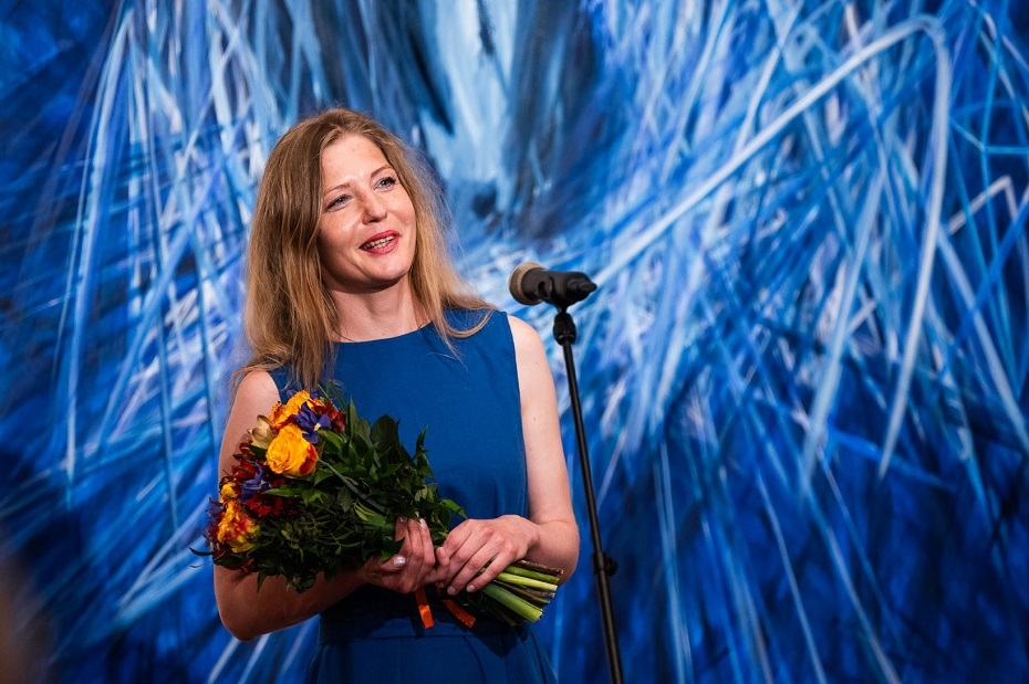 "Lielajā dzintarā" atklāta plaša zīmējumu un gleznu izstāde "Pārcelties"