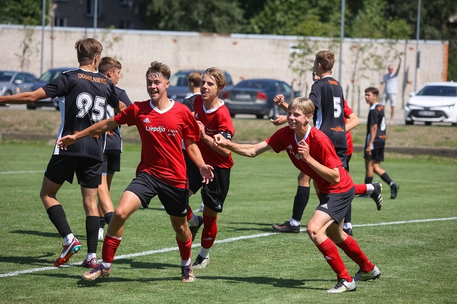 U16 futbolisti iekļūst turnīra tabulas pirmajā četriniekā