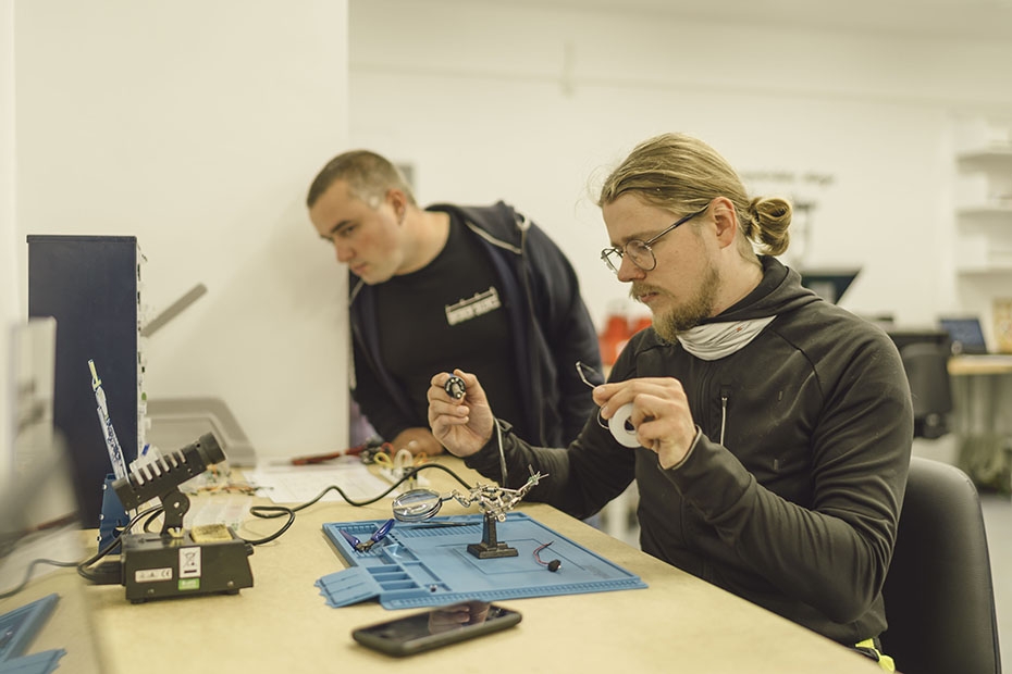 Apmeklētājiem atvērta jaunatklātā digitālās ražošanas laboratorija