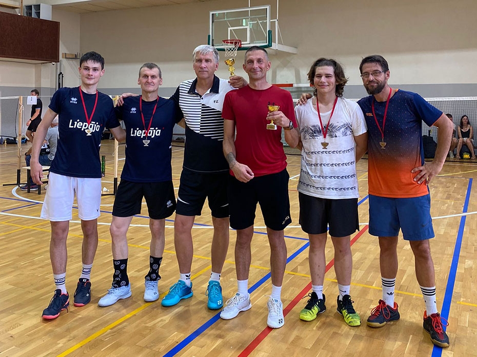 Medaļas badmintona senioriem Valmierā un dubultspēlēs Palangā