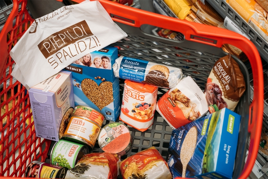 "Rimi" veikalos norisināsies Pārtikas bankas "Paēdušai Latvijai" pārtikas paku komplektēšanas akcija