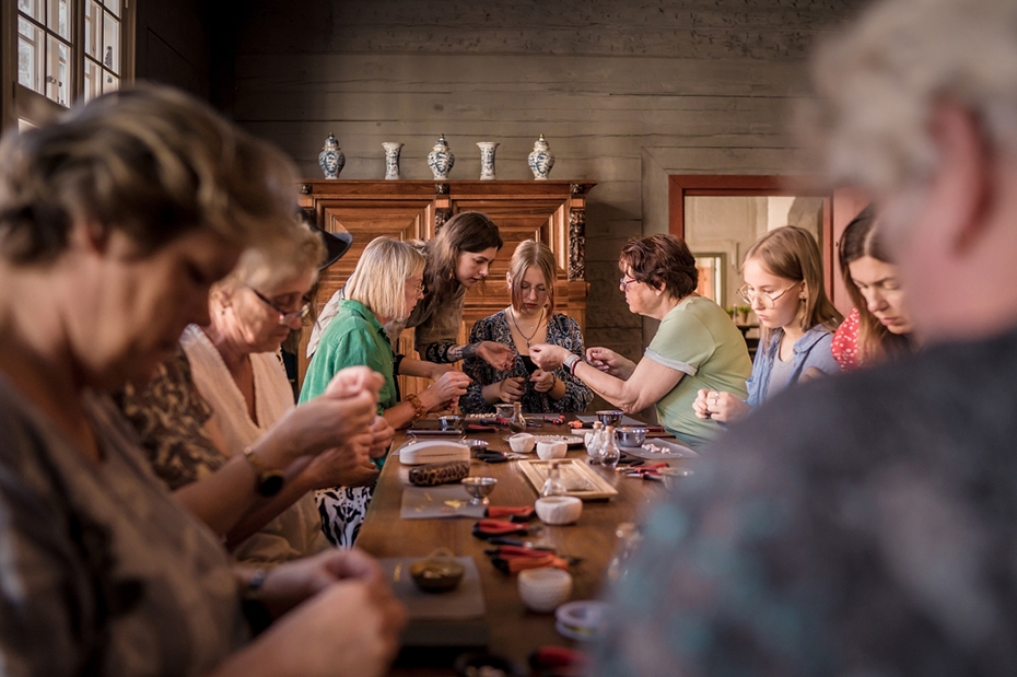 Interjera muzejs aicina uz pērļu rotu meistardarbnīcu