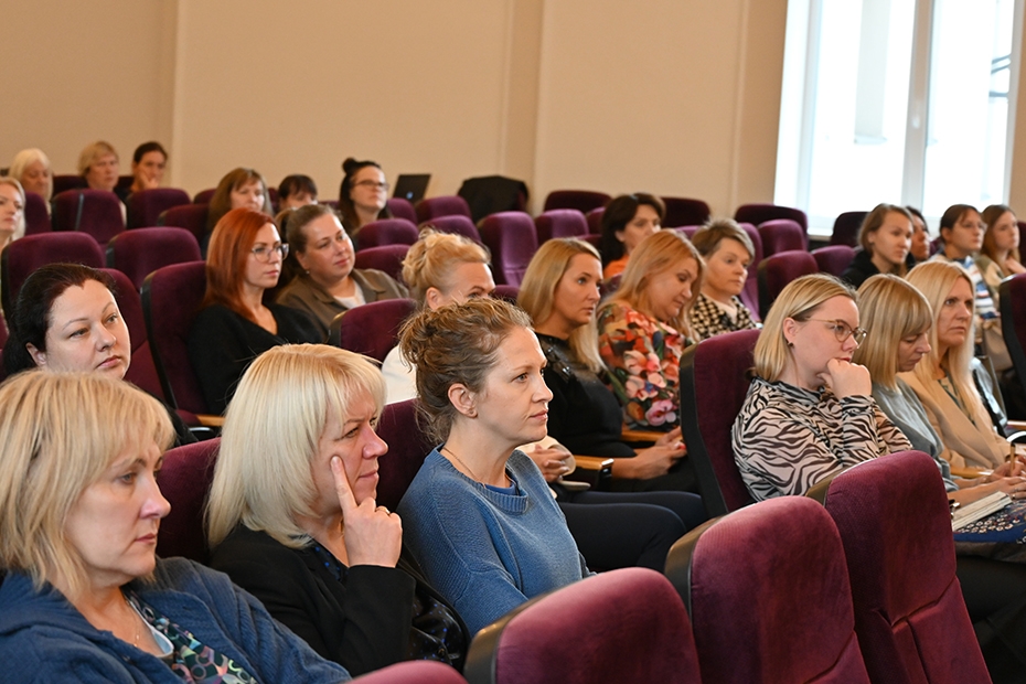 Pedagogi konferencē diskutē par vecāku līdzatbildību