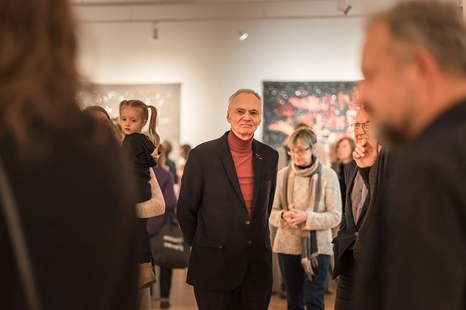 Liepājas muzejā atklāj Egila Rozenberga gobelēnu izstādi