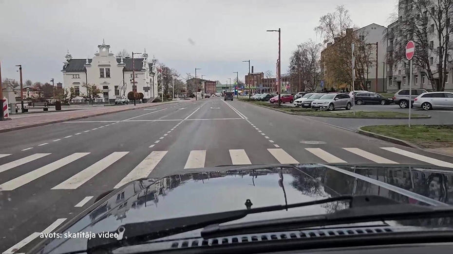 TVNET: "Braucu taisni, attopos pretējā joslā." Ļaudis ziņo par bīstamu krustojumu Liepājā