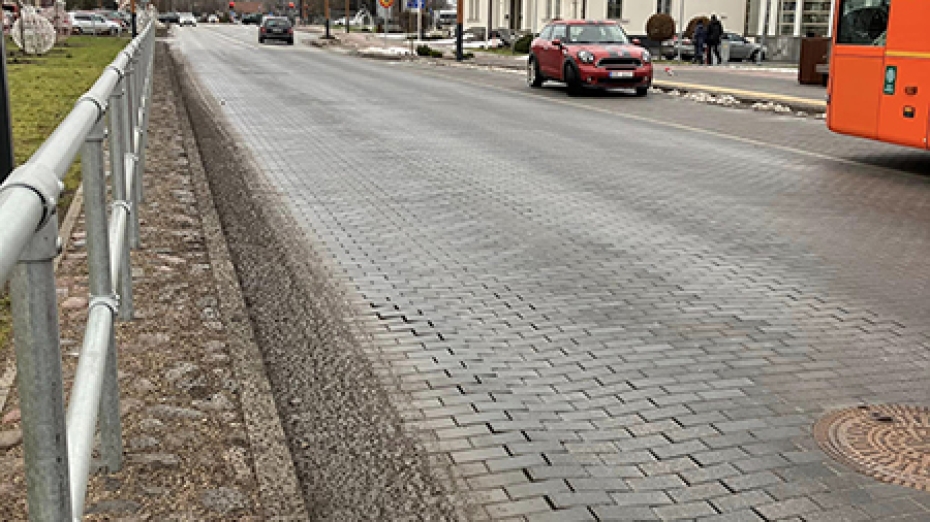 Kārļa Zāles laukumā izveidojušos defektus ceļa segumā operatīvi ...