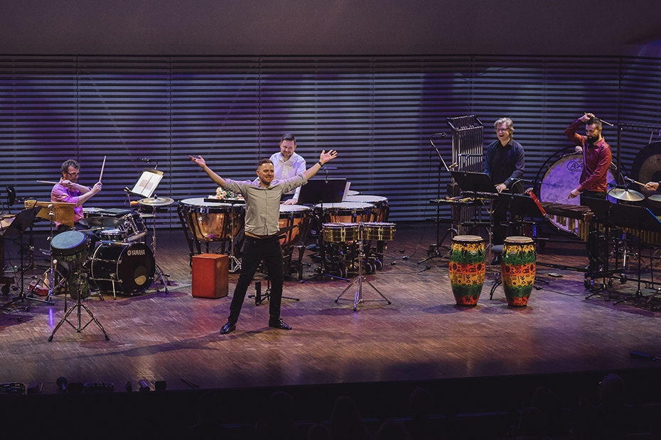 Ar stāvovācijām izskan koncerts "Opercussion. No uvertīrām līdz ārijām"