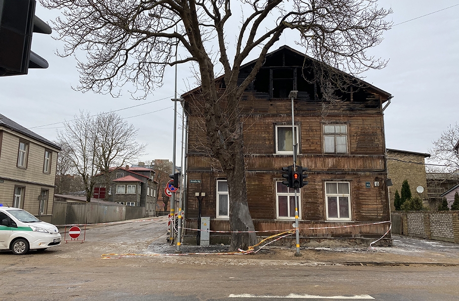 Valsts policija ierobežo satiksmes kustību pie degoša nama Uliha ielā 
